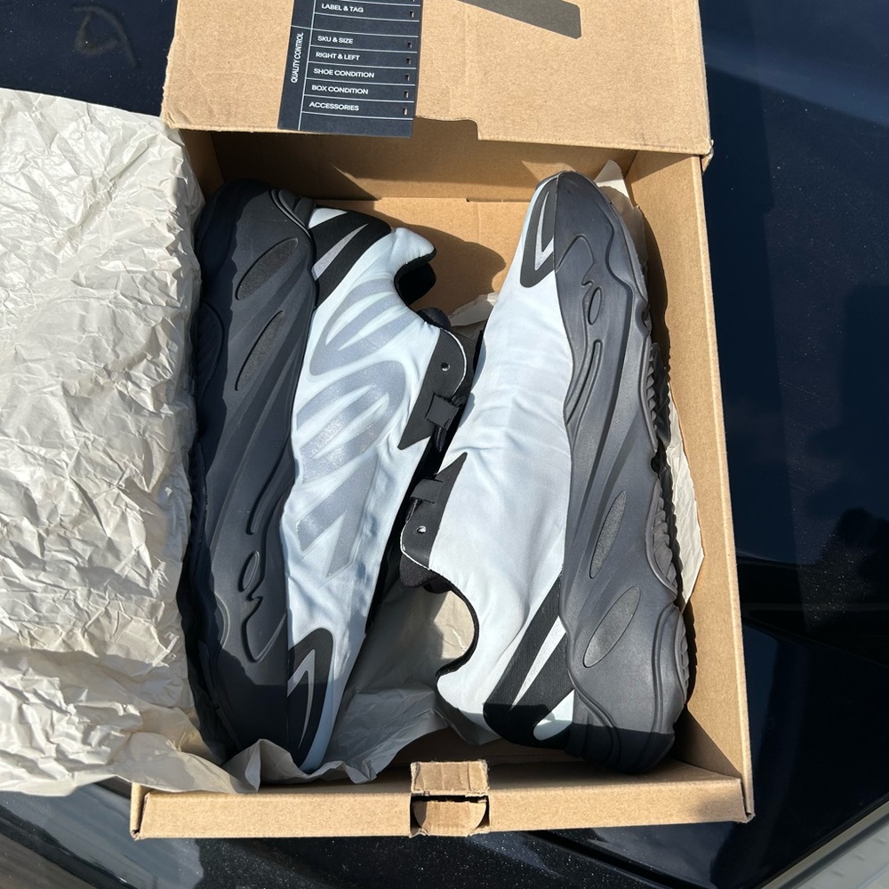 Yeezy 700 MNVN